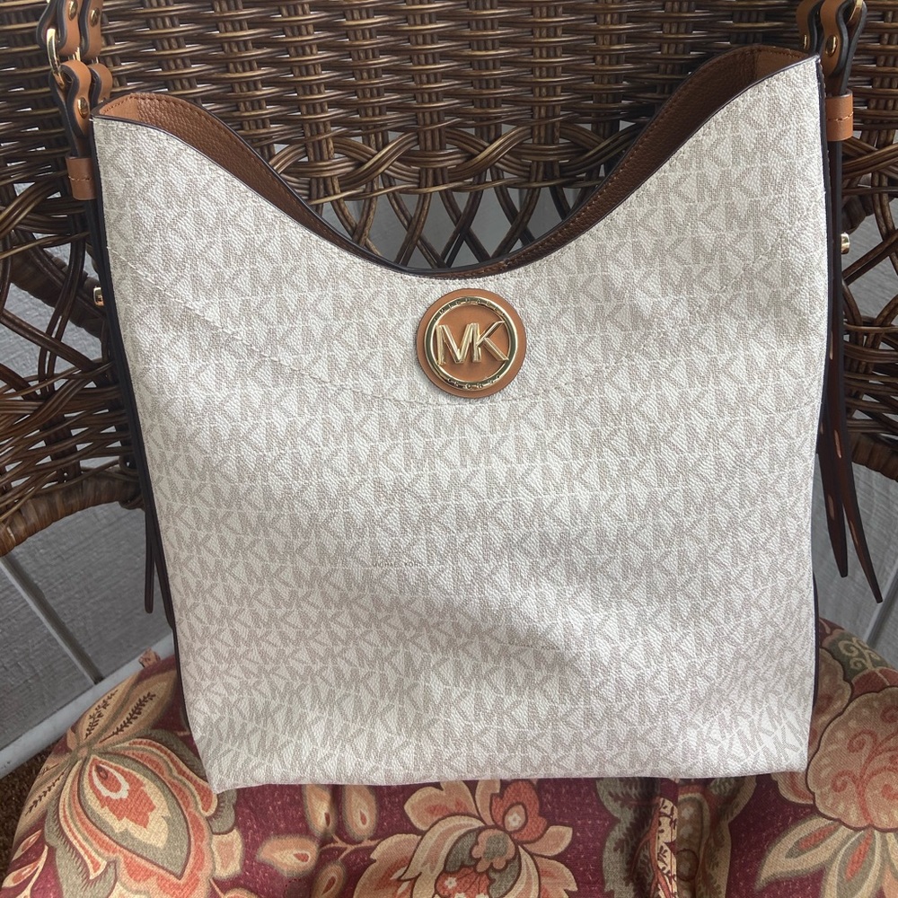 Michael kors signature bag like new!!!!